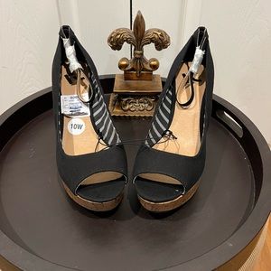 NWT Report Black Ankle Strap Wedge Sz 10 W